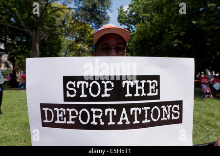 Washington DC, USA. 31. Juli 2014.  Inmitten von kontinuierlichen Einwanderungsdebatte in Washington sammeln interreligiöse Führer und Immigration Reform Aktivisten vor dem weißen Haus, Präsident Obama, Deportationen von Migrantenfamilien zu stoppen zu drängen. Bildnachweis: B Christopher/Alamy Live-Nachrichten Stockfoto