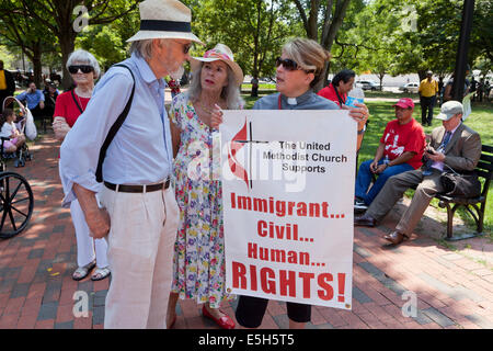 Washington DC, USA. 31. Juli 2014.  Inmitten von kontinuierlichen Einwanderungsdebatte in Washington sammeln interreligiöse Führer und Immigration Reform Aktivisten vor dem weißen Haus, Präsident Obama, Deportationen von Migrantenfamilien zu stoppen zu drängen. Bildnachweis: B Christopher/Alamy Live-Nachrichten Stockfoto