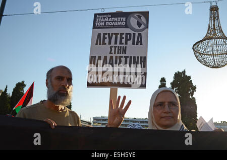 Athen, Griechenland. 31. Juli 2014. Ein Demonstrant hält eine Mahnwache mit der Meldung "Freiheit für Palästina" darauf geschrieben. Linke Partei Anhänger zusammen mit Menschen aus Palästina organisiert eine Demonstration in Athen zur Unterstützung des Staates Palästina fordert den Stopp des Blutvergießens. (Poto von George Panagakis/Pacific Press/Alamy Live-Nachrichten) Stockfoto