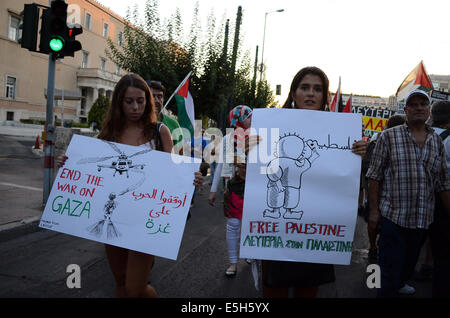 Athen, Griechenland. 31. Juli 2014. Demonstranten halten Plakate mit Botschaften der Unterstützung nach Palästina. Linke Partei Anhänger zusammen mit Menschen aus Palästina organisiert eine Demonstration in Athen zur Unterstützung des Staates Palästina fordert den Stopp des Blutvergießens. (Poto von George Panagakis/Pacific Press/Alamy Live-Nachrichten) Stockfoto