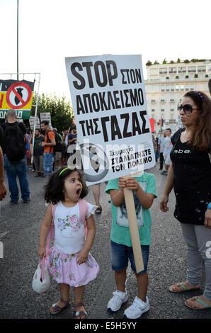 Athen, Griechenland. 31. Juli 2014. Ein kleiner Junge hält eine Mahnwache, die liest "die Blockade des Gazastreifens beenden". Linke Partei Anhänger zusammen mit Menschen aus Palästina organisiert eine Demonstration in Athen zur Unterstützung des Staates Palästina fordert den Stopp des Blutvergießens. (Poto von George Panagakis/Pacific Press/Alamy Live-Nachrichten) Stockfoto