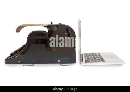 Moderne Silber Laptop und einer alten schwarzen Schreibmaschine isoliert auf weißem Hintergrund Stockfoto