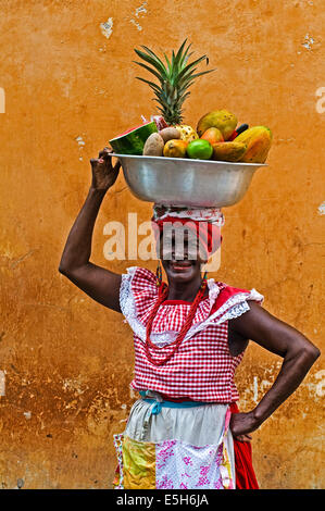 Palenquera Frau verkauft Fruts in Cartagena, Kolumbien.  Palenqueras sind eine einzigartige afrikanische Descendat ethnische Gruppe gefunden der noch Stockfoto