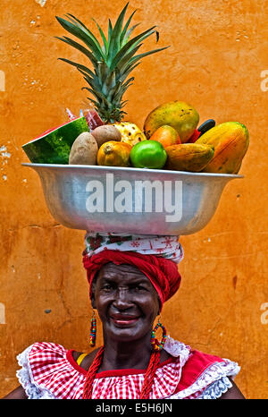 Palenquera Frau verkauft Fruts in Cartagena, Kolumbien.  Palenqueras sind eine einzigartige afrikanische Descendat ethnische Gruppe gefunden der noch Stockfoto