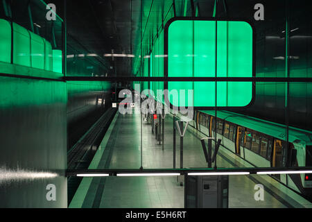 Hamburg Hafencity (Universität) u-Bahnstation mit ständig wechselnden Farbe-Licht-Installation. Stockfoto