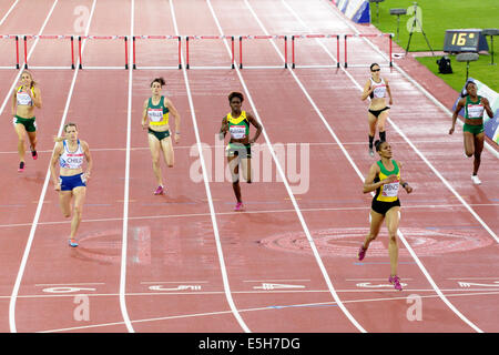 Hampden Park, Glasgow, Schottland, Großbritannien, Donnerstag, Juli 2014. Eilidh Child, Schottland, wird Dritter hinter Kaliese Spencer, Jamaika, Sieger, mit Janieve Russell, Jamaika, Dritter im 400-m-Hürdenfinale der Frauen bei den Commonwealth Games 2014 in Glasgow Stockfoto