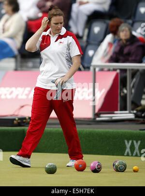 Glasgow, Schottland. 31. Juli 2014. Sian Gordon England sinniert während der Frauen Tripel Goldmedaille Spiel der Lawn Bowls zwischen England und Australien am 8. Tag der Glasgow 2014 Commonwealth Games im Kelvingrove Lawn Bowls Centre in Glasgow, Schottland, am 31. Juli 2014. England beanspruchte den Titel mit 22-4. Bildnachweis: Wang Lili/Xinhua/Alamy Live-Nachrichten Stockfoto