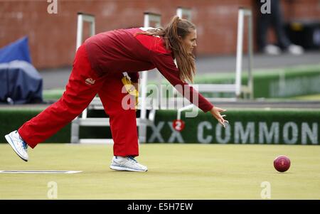 Glasgow, Schottland. 31. Juli 2014. Sophie Tolchard Englands Schalen während der Frauen Tripel Goldmedaille Spiel der Lawn Bowls zwischen England und Australien am 8. Tag der Glasgow 2014 Commonwealth Games im Kelvingrove Lawn Bowls Centre in Glasgow, Schottland, am 31. Juli 2014. England beanspruchte den Titel mit 22-4. Bildnachweis: Wang Lili/Xinhua/Alamy Live-Nachrichten Stockfoto