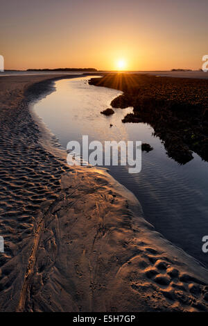 Sonnenuntergang und Sand Muster in Folly Beach, South Carolina USA Stockfoto