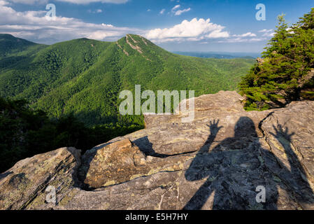 Schatten eines Fotografen mit Blick auf die Schlucht Linville von Wisemans Blick übersehen, in der Nähe der Blue Ridge Parkway, NC. Stockfoto