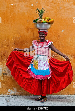 Palenquera Frau verkauft Fruts in Cartagena, Kolumbien.  Palenqueras sind eine einzigartige afrikanische Descendat ethnische Gruppe gefunden der noch Stockfoto