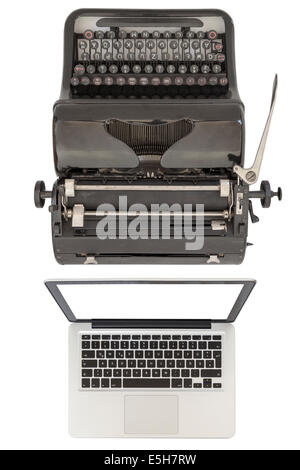 Moderne Silber Laptop und einer alten schwarzen Schreibmaschine isoliert auf weißem Hintergrund Stockfoto