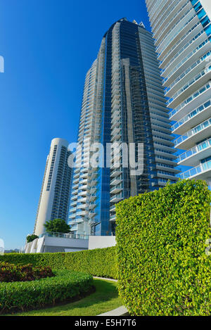 Luxuriöse Wohngebäude gegen den blauen Himmel. Miami, Florida, Vereinigte Staaten von Amerika Stockfoto