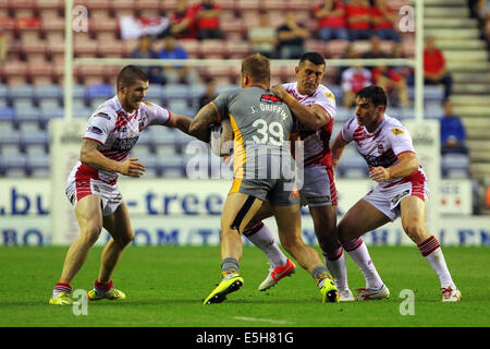 Wigan, England. 31. Juli 2014. Super League-Rugby. Wigan Warriors gegen Salford Stadt-Rottöne. Josh Griffin Salford Red Devils läuft bei Wigan Verteidigung Credit: Action Plus Sport/Alamy Live News Stockfoto