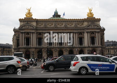 Paris Palais Garnier Oper Académie Nationale de Musique mit Skulpturengruppe Apollo Poesie Musik an der Spitze Stockfoto