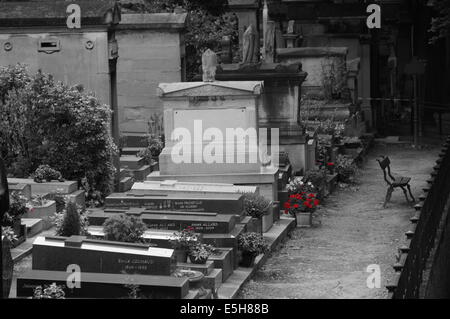 Friedhof Montmartre [Cimetière de Montmartre Cimitière du Nord] Nekropole Paris mit roten Blumen in einem schwarz / weiß Foto Stockfoto