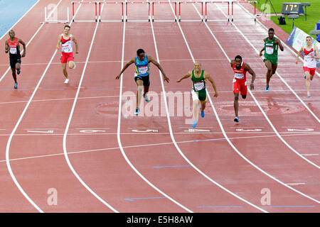 Hampden Park, Glasgow, Schottland, Großbritannien, Donnerstag, Juli 2014. Cornel Fredericks, Südafrika, gewinnt Gold, Jehue Gordon, Trinidad und Tobago, Silver, Jeffery Gibson, Bahamas, Bronze beim 400-m-Hürdenfinale der Männer bei den Commonwealth Games 2014 in Glasgow Stockfoto