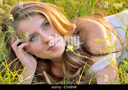 Porträt der jungen Frau, die Festlegung Stockfoto