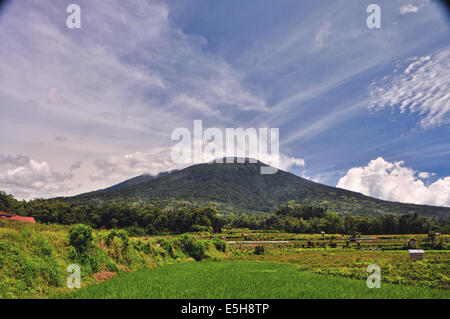 Merapi ist (Gunung Merapi) der aktivste Vulkan auf Sumatra Insel (50 Eruptionen seit dem 18. Jahrhundert) Stockfoto