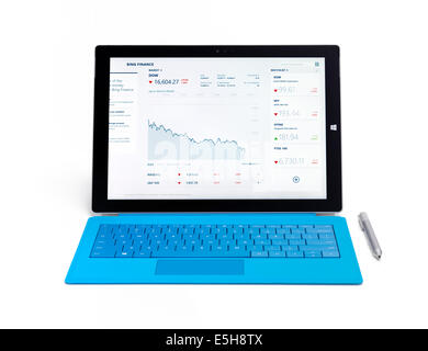 Microsoft Surface Pro 3 Tablet-Computer mit DOW Börse Chart anzeigen isolierten auf weißen Hintergrund Stockfoto