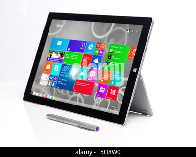 Microsoft Surface Pro 3 Tablet-PC mit Windows 8 Start-Bildschirm auf dem Display isoliert auf weißem Hintergrund Stockfoto