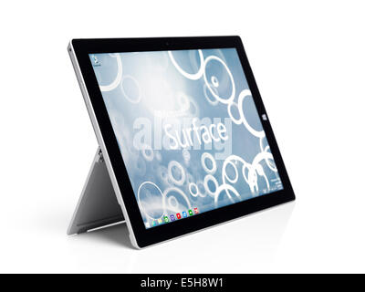 Microsoft Surface Pro 3 Tablet-PC mit Windows 8 Desktop anzeigen isolierten auf weißen Hintergrund Stockfoto