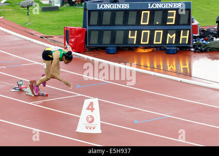 Hampden Park, Glasgow, Schottland, Großbritannien, Donnerstag, Juli 2014. Goldmedaillengewinnerin Kaliese Spencer aus Jamaika beim Start des 400-m-Hürdenfinales der Frauen bei den Commonwealth Games 2014 in Glasgow Stockfoto