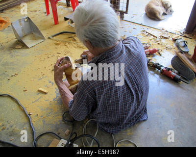 Carver Greis schnitzen Holz Figur Buddha in Thailand Stockfoto