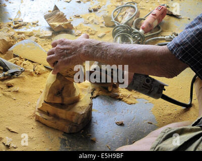 Carver Greis schnitzen Holz Figur Buddha in Thailand Stockfoto