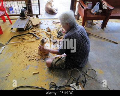 Carver Greis schnitzen Holz Figur Buddha in Thailand Stockfoto