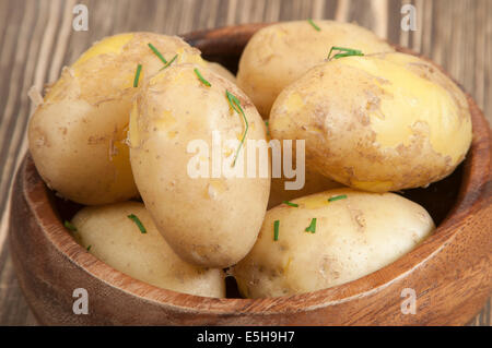 Junge Kartoffeln in einer Holzschale Stockfoto