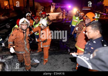 Kuala Lumpur, Malaysia. 1. August 2014. Feuerwehrleute tragen ein Opfer in Kota Kinabalu, Malaysia, 1. August 2014. Das Feuer tötete zwei Menschen. Bildnachweis: Xinhua/Alamy Live-Nachrichten Stockfoto