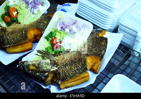 Schlangenkopf Fisch frittiert servieren mit Kraut und pikanter Sauce Stockfoto