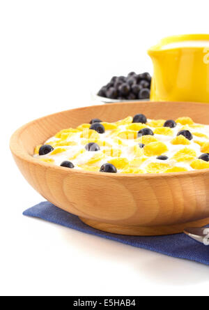 Cornflakes in Schüssel isoliert auf weißem Hintergrund Stockfoto