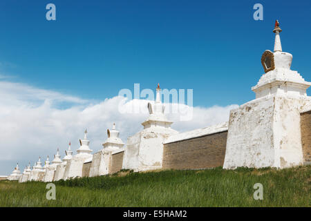 Stupas von der Außenwand, Erdene Zuu Klosters, Karakorum, Kharkhorin, Steppe, Övörkhangai Provinz, Mongolei Stockfoto