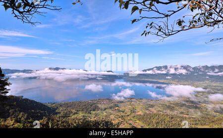 (Peak) Puncak Lawang mit Danau Maninjau Blick. Auf dem Höhepunkt der ± 1210 M Höhe über dem Meeresspiegel Stockfoto