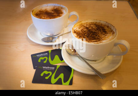 meine Waitrose-Karten mit den kostenlosen Tassen Kaffee. Stockfoto