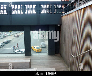 Ein Ausblicksfenster Auf sterben 10th Avenue Im High Line Park in New York City Aufgenommen bin 25.06.2014. Der High Line Park ist Eine Erhaltene, Aber Nicht Mehr als Solche Genutzte Hochbahntrasse Im Westen von Manhattan. Der Erste Bauabschnitt Wurde 2009 Eröffnet Und Im Herbst 2014 Soll der Park Komplett Fertig Sein. Er Parks ist Einer der Kürzungsplänen Und Ungewöhnlichsten in New York Und Schon Eine Sehenswürdigkeit. Er ist fast Drei Kilometer Lang Und ist Nur Ungefähr 20 Meter Breit. Hohe Linie Liegt 10 Meter Über der Straße Zwischen der 10. Und 11. Allee Und Geht von der Gansevoort Strasse Im Sü Stockfoto