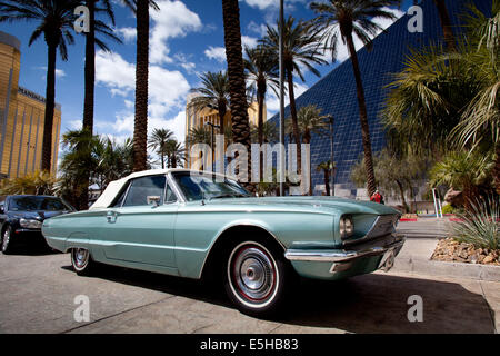 Ford Thunderbird vor der Pyramide des Luxor Hotel and Casino, im März 2012. Die Pyramide ist 111m/365 Fuß hoch. Stockfoto