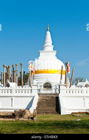 Alte weiße Stupa mit orange Band, Thuparama Dagoba, Vatadage, Watadage, Anuradhapura, Sri Lanka Stockfoto