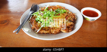 Austern in Rührteig oder Oyster Omelett gebraten Stockfoto