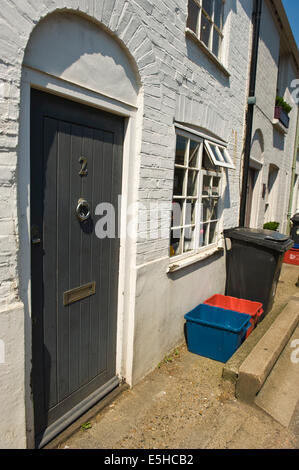 Graue Front Holztür des renovierten Haus mit recycling-Behälter außerhalb in Whitstable Kent England UK Stockfoto