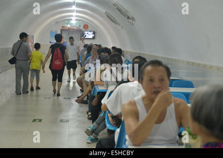Einwohner in Chengdu vermeiden des heißen Sommers im Luftschutzbunker am Volkspark in 29. Juli 2014 in Chengdu, Provinz Sichuan. Stockfoto