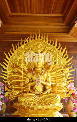 Guanyin und die tausend Arme bei Wat Ras Prakorngthum Nonthaburi Thailand Stockfoto