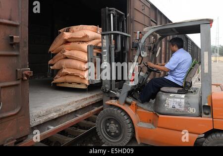 (140801)--Peking, 1. August 2014 (Xinhua)--A Arbeiter bewegt Güter in Zhengding Logistikcenter in Shijiazhuang, Hauptstadt der Provinz Hebei North China, 31. Juli 2014. Chinas Einkaufsmanagerindex stieg auf 51,7 im Juli, bis von 51 im Juni, nach Angaben des National Bureau of Statistics (NBS) und der China Federation of Logistics und Einkauf am Freitag veröffentlicht. (Xinhua/Wang Xiao) (Lfj) Stockfoto