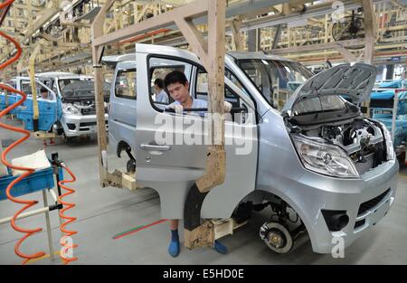 (140801)--Peking, 1. August 2014 (Xinhua)--Arbeiter installieren Fahrzeuge in Hebei Chang Automobile Company in Dingzhou, Nordchinas Provinz Hebei, 8. Juli 2014. Chinas Einkaufsmanagerindex stieg auf 51,7 im Juli, bis von 51 im Juni, nach Angaben des National Bureau of Statistics (NBS) und der China Federation of Logistics und Einkauf am Freitag veröffentlicht.  (Xinhua/Zhu Xudong) (Lfj) Stockfoto