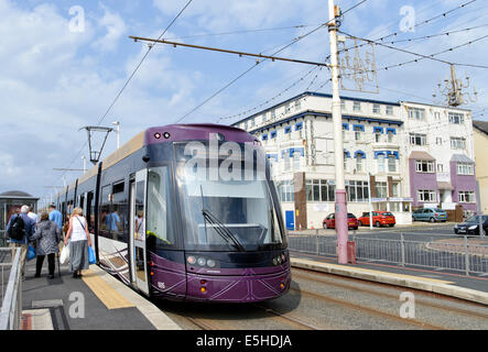 Moderne Straßenbahn Durchführung Fahrpreis zahlende Passagiere auf der Promenade in Blackpool Stockfoto