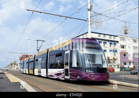 Moderne Straßenbahn Durchführung Fahrpreis zahlende Passagiere auf der Promenade in Blackpool Stockfoto