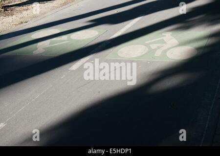 Separate mit Schatten von Straßenschildern, zwei-Wege-grüne Radwege in Paris Sommer baumbeschatteten Stockfoto