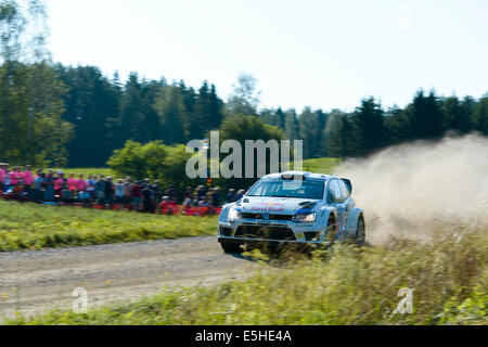 Jyväskylä, Finnland. 31. Juli 2014.  Andreas Mikkelsen (NOR) mit seinem Beifahrer Ola Floene (NOR) in ihren Volkswagen Polo R WRC auf WP 5 Pihlajakoski auf Donnerstag, 31. Juli 2014. Jyväskylä, Finnland Credit: Markku Heikkilä/Alamy Live-Nachrichten Stockfoto